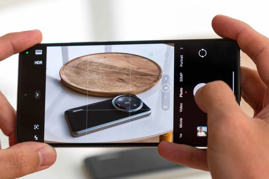 گوشی شیائومی ۱۴ تی درحال عکاسی