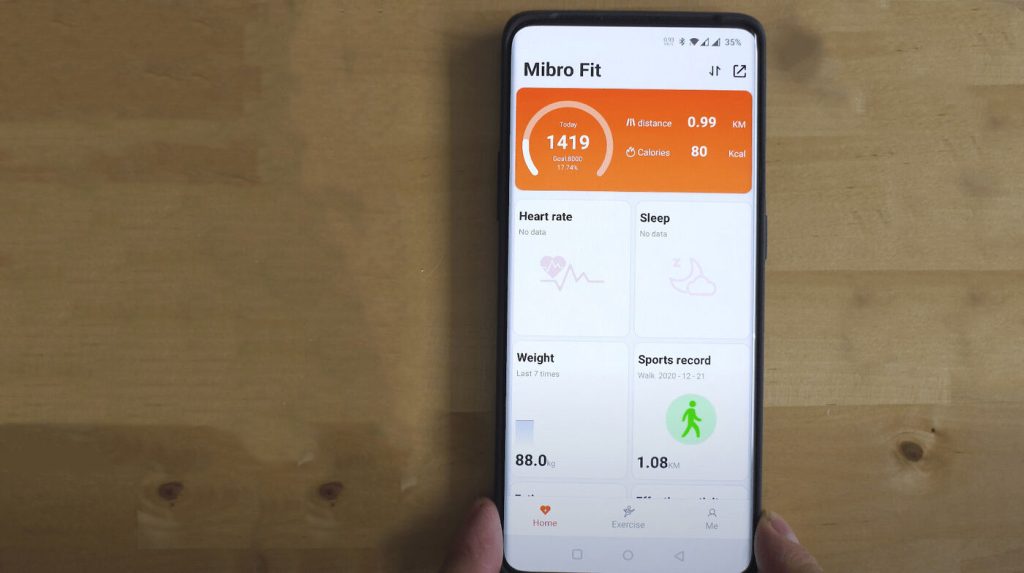 گوشی با نمایشگر روشن روی نرمافزار میبرو فیت
