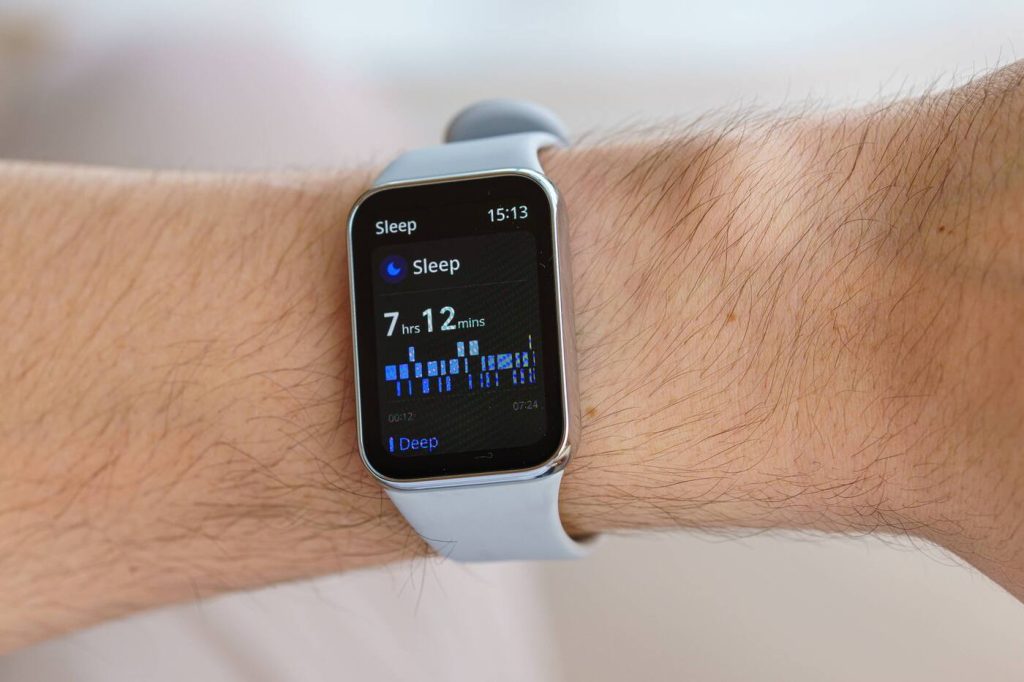 مچ بند هوشمند شیائومی ۸ پرو با بند ساعت سفید درحال نمایش پایش خواب