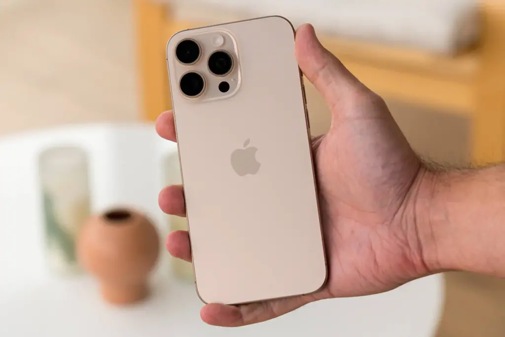 نمایی از پشت گوشی اپل مدل آیفون ۱۶ پرو مکس