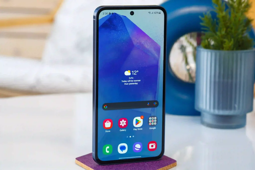 نمایی جلویی گپشی سامسونگ A55 بر روی استند