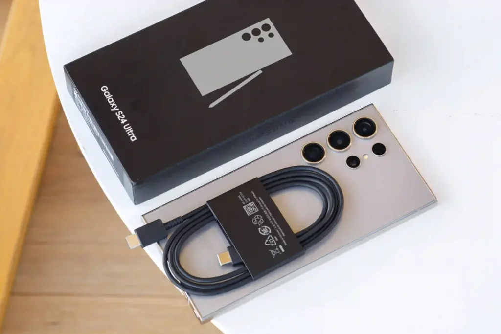 گوشی سامسونگ کدل اس ۲۴ اولترا به همراه جعبه
