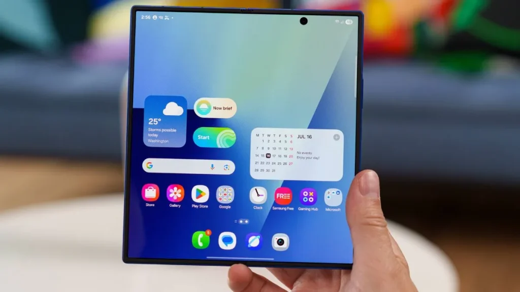 گلکسی زد فولد ۷ آبی رنگ با نمایشگرهای باز و بزرگ