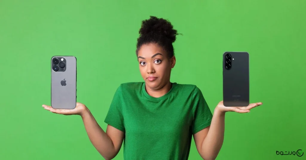 فردی در حال انتخاب بین گوشی اقتصادی و گران قیمت