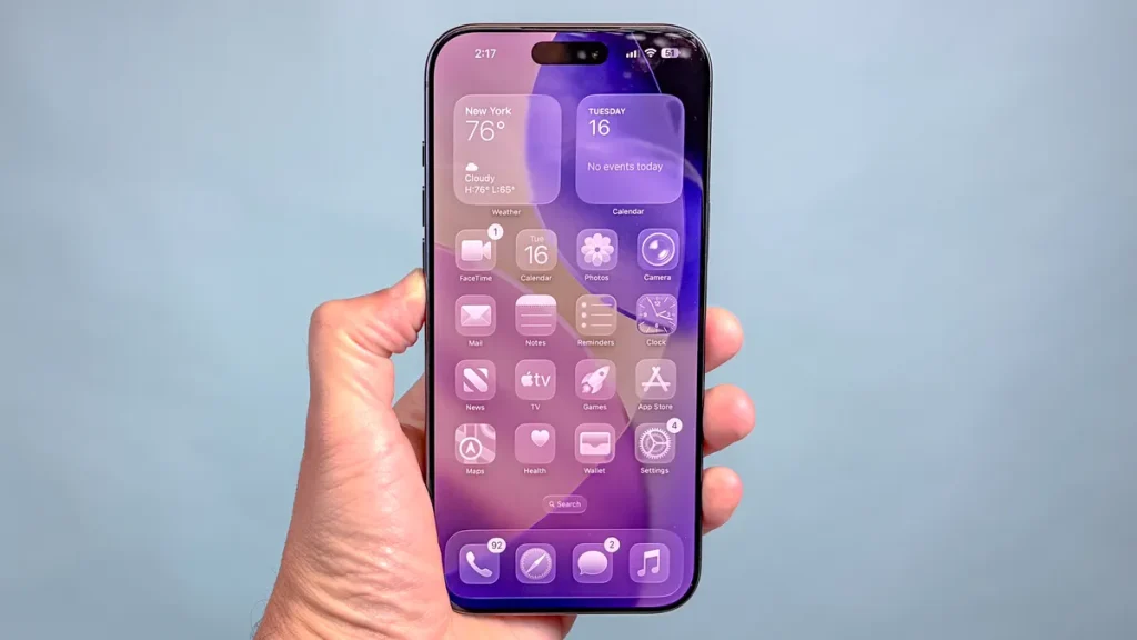 آیفون ۱۷ پرومکس با نمایشگر روشن در دست