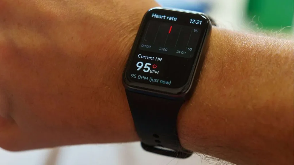 ساعت هوشمند ۹ پرو روی مچ دست