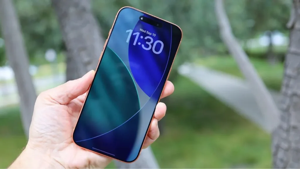 نمایشگر آیفون ۱۷ پرومکس در روز آفتابی