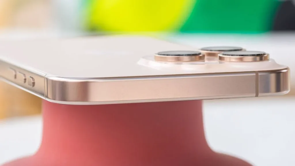 انحنای گوشه های آیفون ۱۶ پرومکس