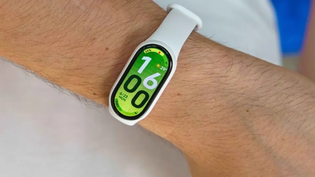 مچ بند هوشمند شیائومی اسمارت بند ۱۰ روی مچ دست