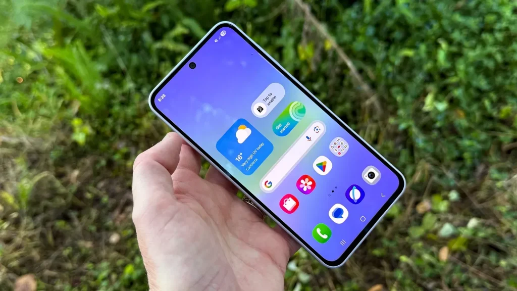 گلکسی A36 با نمایشگر روشن در دست