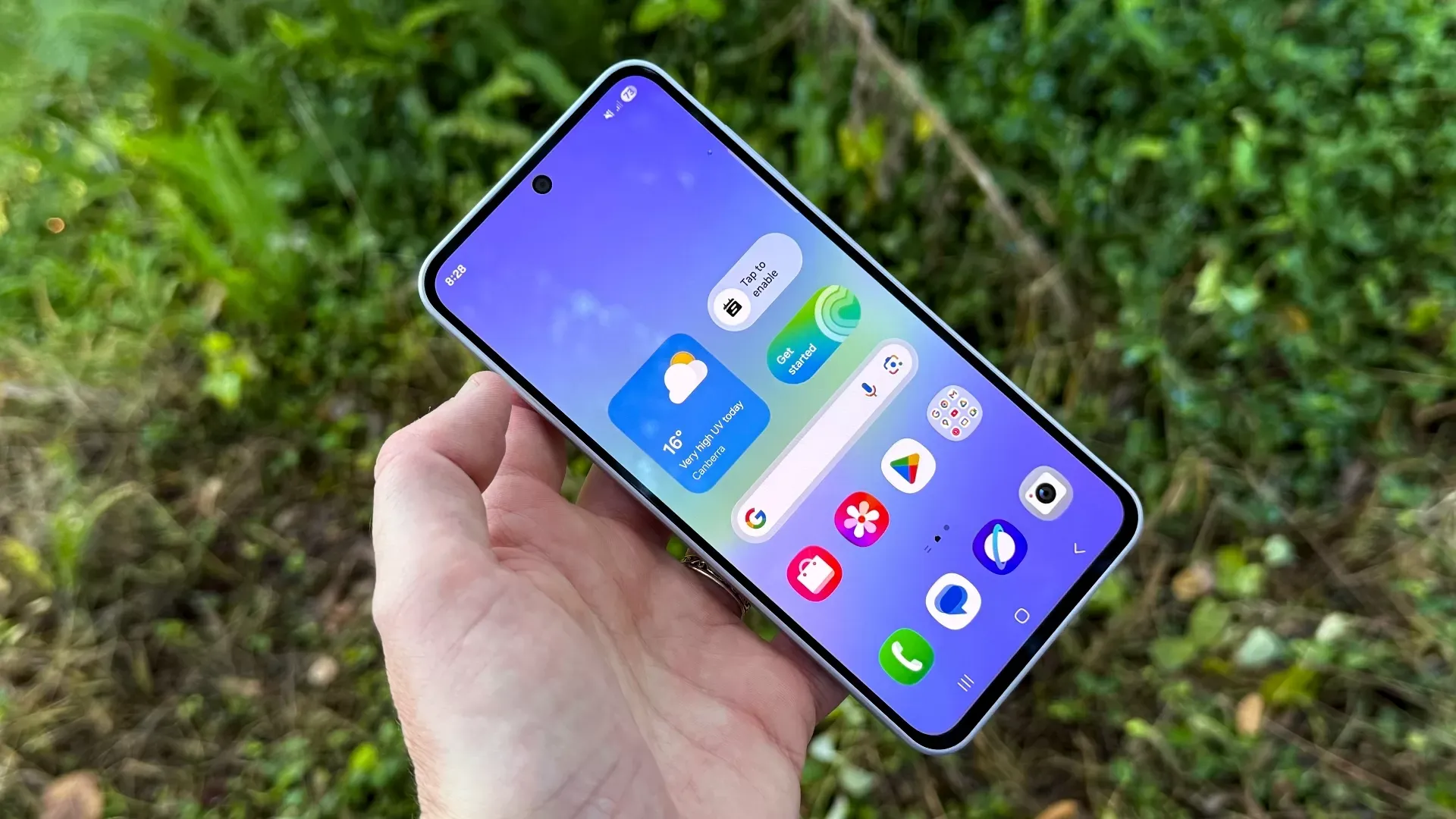 گلکسی A36 با نمایشگر روشن در دست