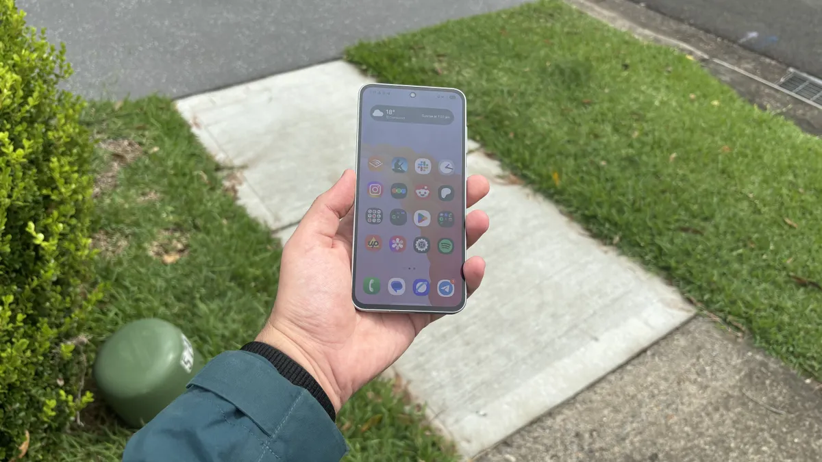 گلکسی A56 در دست