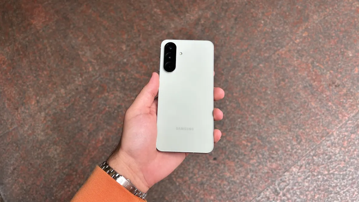 گلکسی A56 رنگ سفید در دست