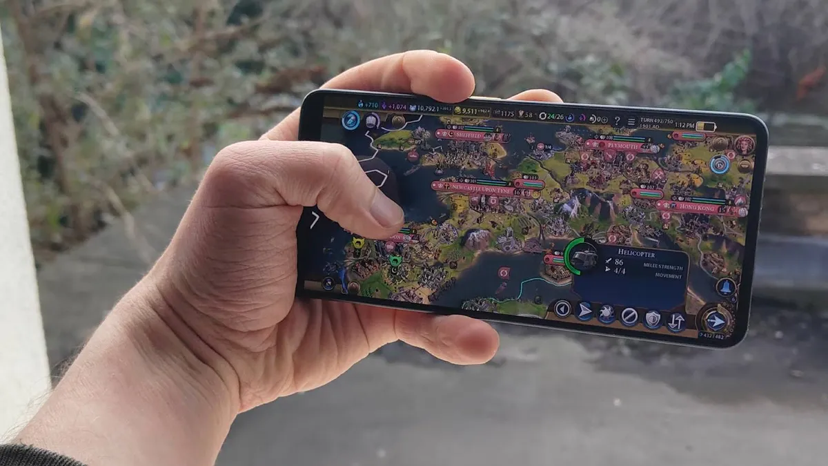 پوکو ایکس ۷ پرو در حال گیم