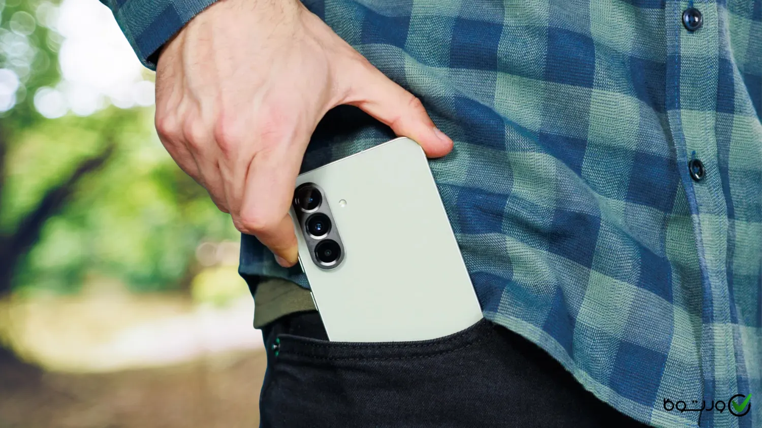 گوشی گلکسی A36 در جیب رنگ کرم