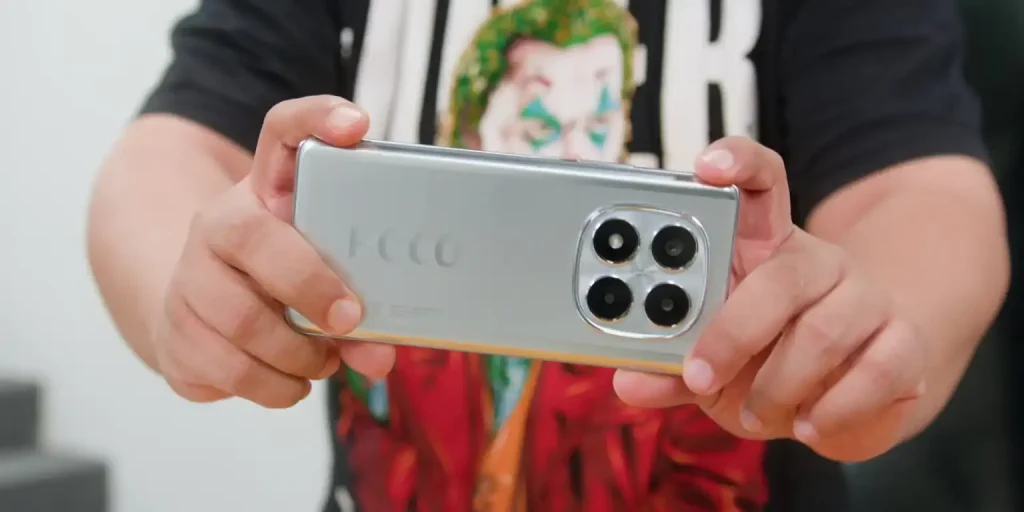 پوکو X7 در حال عکاسی